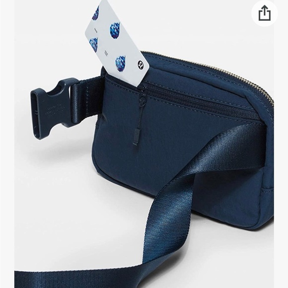 🆕LULULEMON BELT BAG TRUE NAVY - Picture 3 of 6